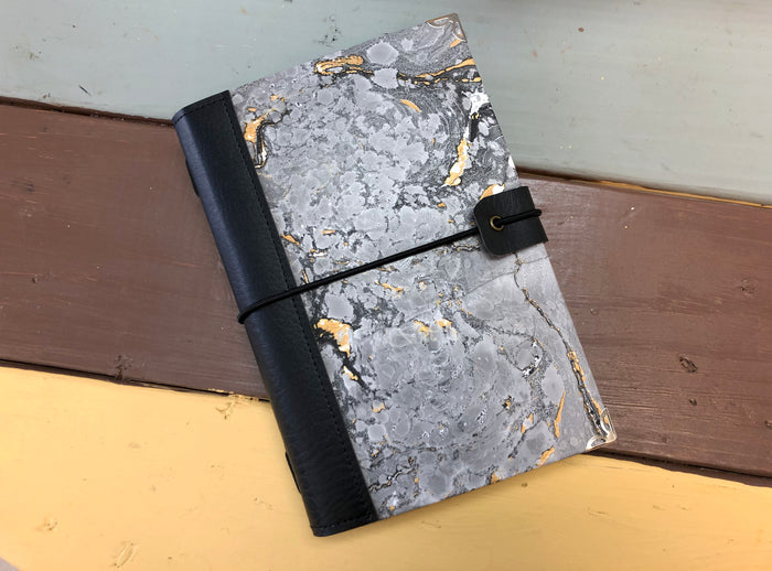 Hand-marbled traveler's notebook with black fauxleather - OakPo Paper Co.